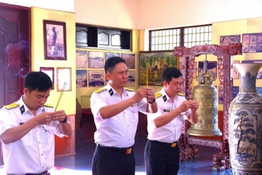 Tặng quà gia đình chính sách nhân dịp kỷ niệm 27/7 và kỷ niệm 60 năm chiến thắng trận đầu của Hải quân nhân dân Việt Nam