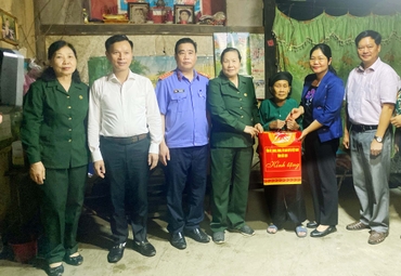 Thăm, tặng quà chiến sĩ Điện Biên, thanh niên xung phong tại huyện Na Rì