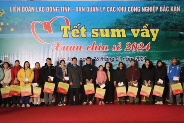 Đồng chí Phương Thị Thanh dự Chương trình “Tết sum vầy – Xuân chia sẻ 2024” tại Chợ Mới
