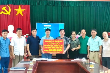 Ông Tạc Văn Nam, Giám đốc Sở Y tế trao tiền hỗ trợ cho xã Phúc Lộc
