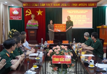 Quân khu 1 tặng quà cho cựu chiến binh tham gia Chiến dịch Điện Biên Phủ