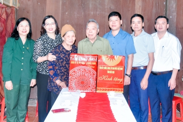 Trưởng ban Tuyên giáo Tỉnh ủy thăm, tặng quà chiến sĩ Điện Biên, thanh niên xung phong tại Na Rì