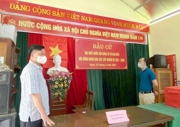 Đồng chí Hoàng Duy Chinh- Bí thư Tỉnh ủy kiểm tra công tác bầu cử và phòng, chống dịch bệnh Covid-19