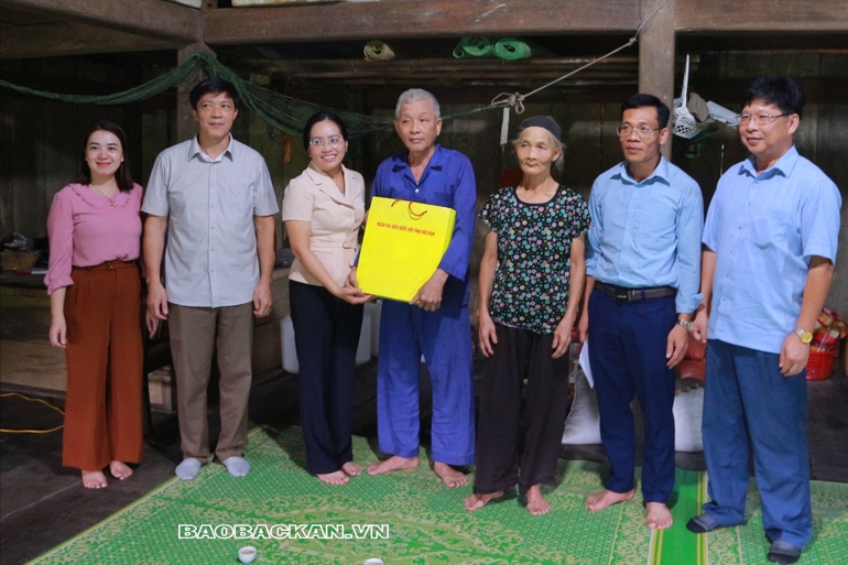 Đoàn ĐBQH tỉnh Bắc Kạn thăm, tặng quà gia đình chính sách huyện Na Rì
