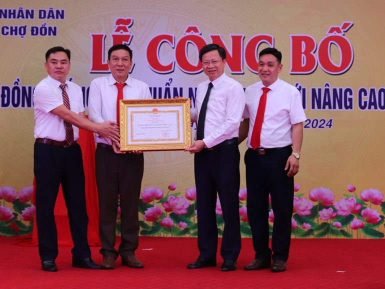 Đồng Thắng đón nhận danh hiệu "Xã đạt chuẩn nông thôn mới nâng cao"