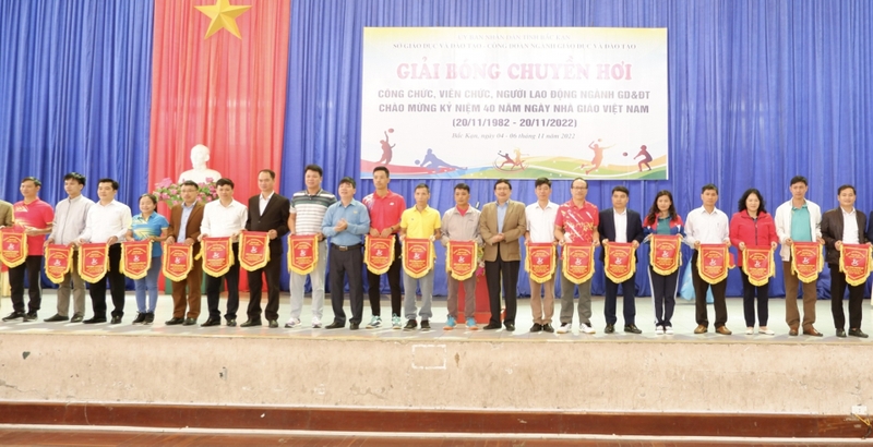 Giải bóng chuyền hơi ngành Giáo dục và Đào tạo chào mừng 40 năm Ngày Nhà giáo Việt Nam